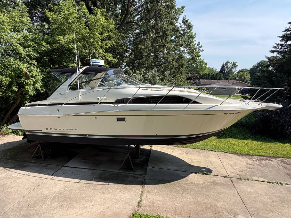 Bayliner 32’ Avanti Express Cruiser Low Hours! for sale in milwaukee