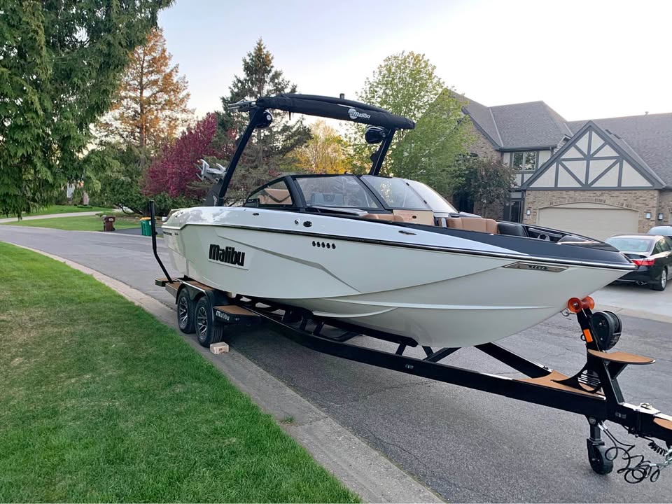 Malibu Wakesetter 25’ LSV Wakeboard Boat for sale in Minneapolis, MN