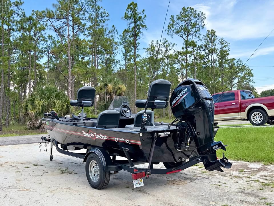 2021 Bass Tracker Classic XL 17.5 Ft LIKE NEW. Mercury 50 hp 4 Stroke for sale in Fort Myers, FL