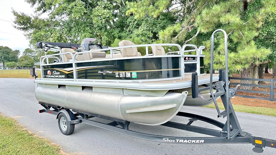 2020 sun tracker bass buggy pontoon ( like new ) for sale in Snellville, GA