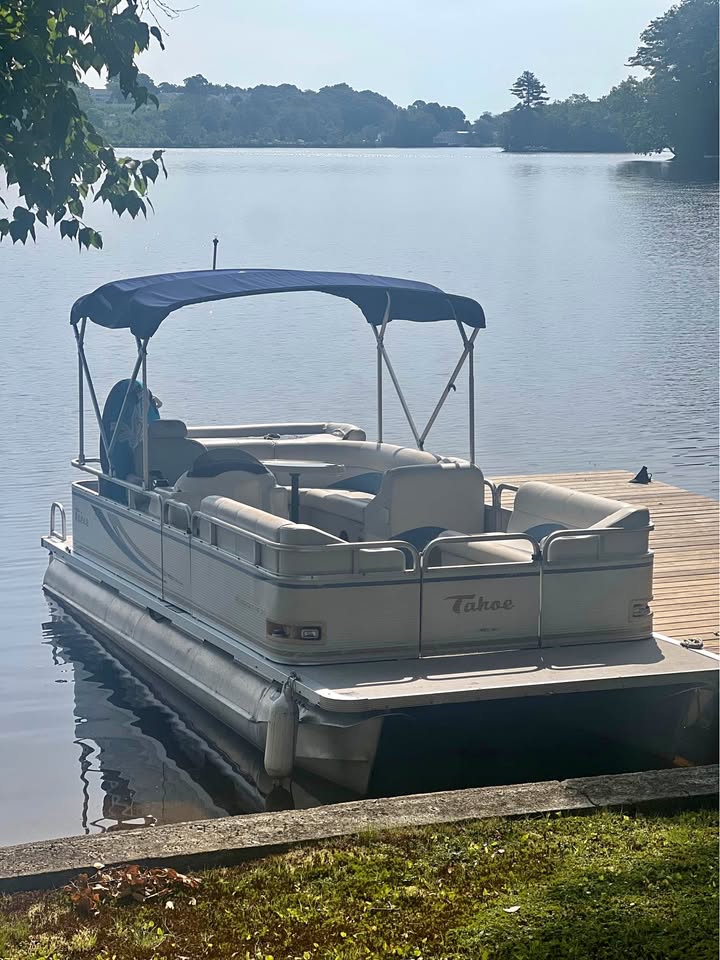 2006 Tahoe 20’ Pontoon Boat for sale in Chepachet, RI