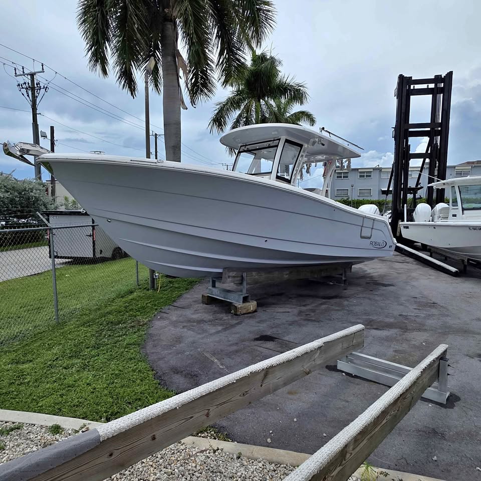 2023 Robalo 302 cc for sale in Pompano Beach, FL