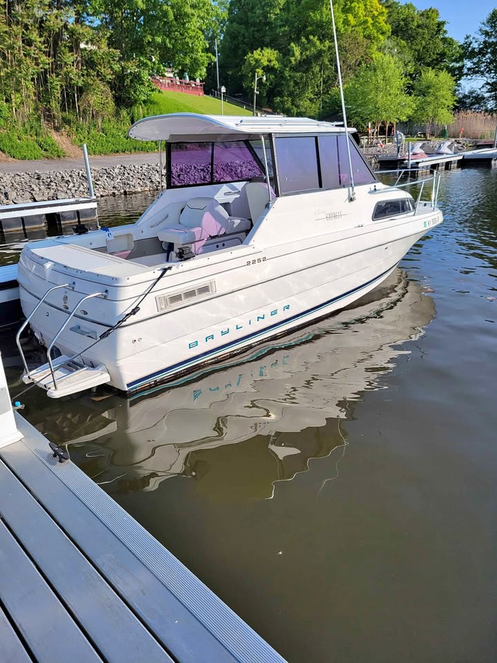 Bayliner ciera express hard top 1997 2252 for sale in Rochester, NY