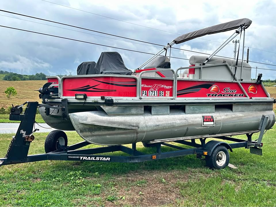 Sun Tracker Bass Buggy 16 DLX Pontoon Boat with Mercury 40 HP Engine for sale in Carlisle, PA