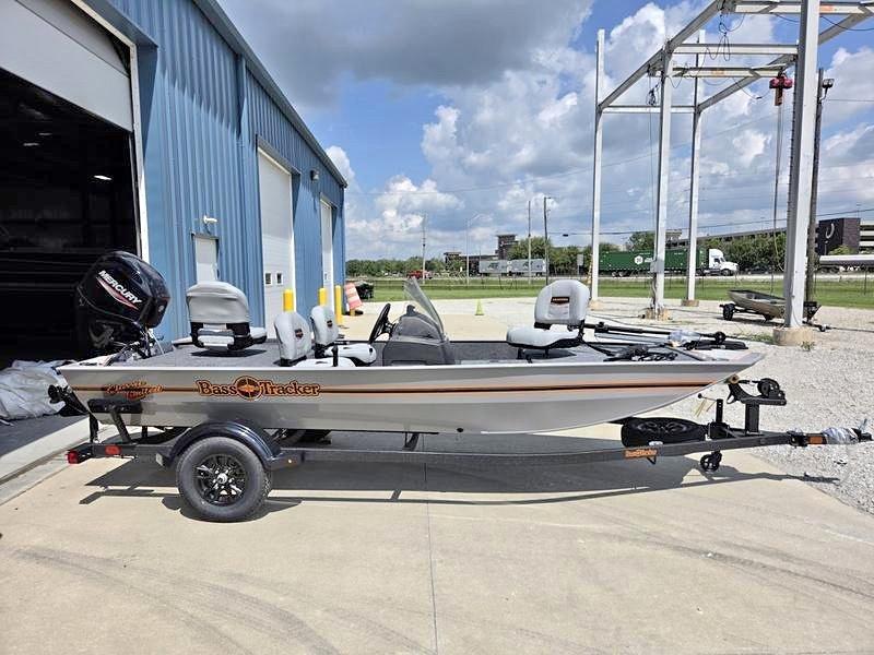 2027 Tracker Boats Bass Tracker® Classic Limited for sale in Shelbyville, IN