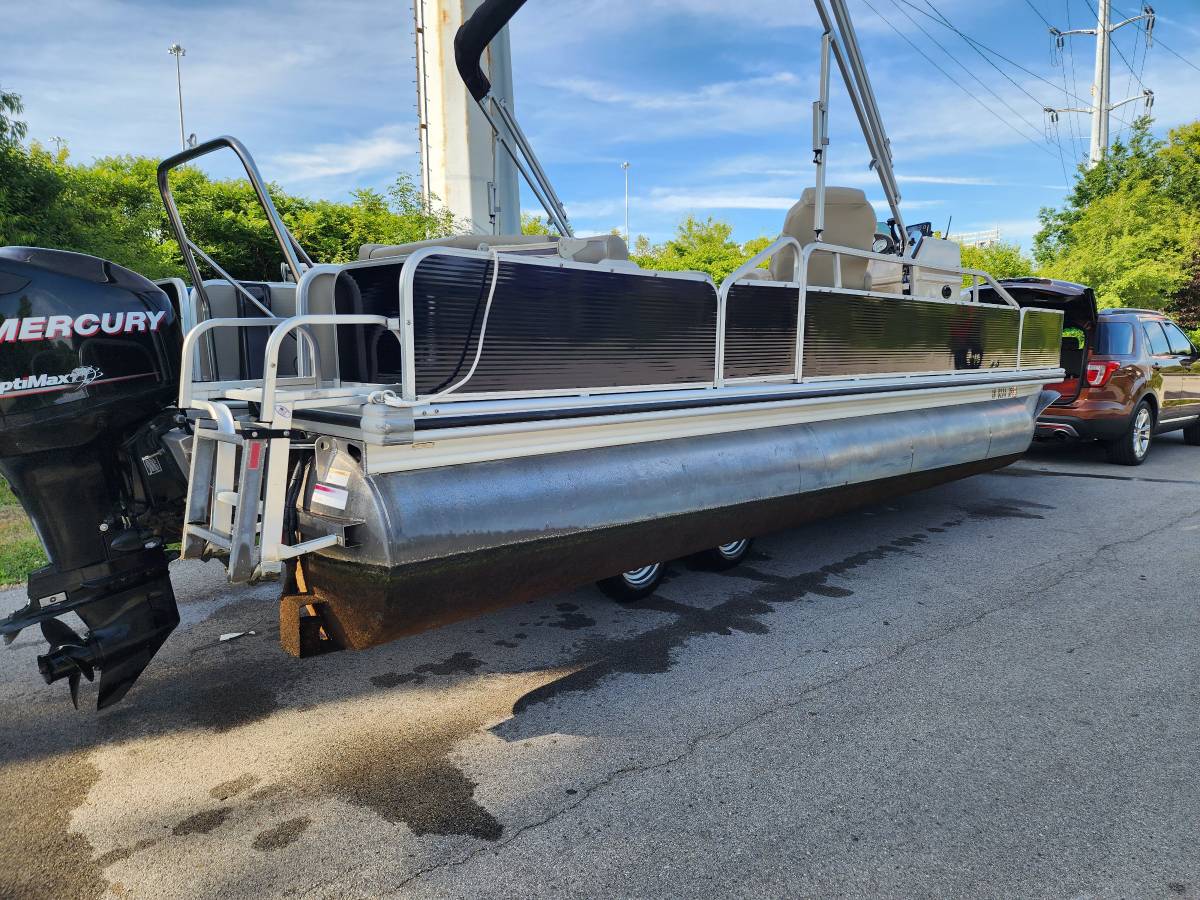 2011 Lowe Suncruiser 24' pontoon boat with 90hp mercury for sale in city of chicago