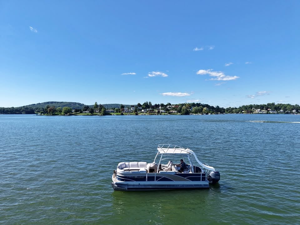 2016 Sweetwater Premium 240 SD3 for sale in Brookfield, CT