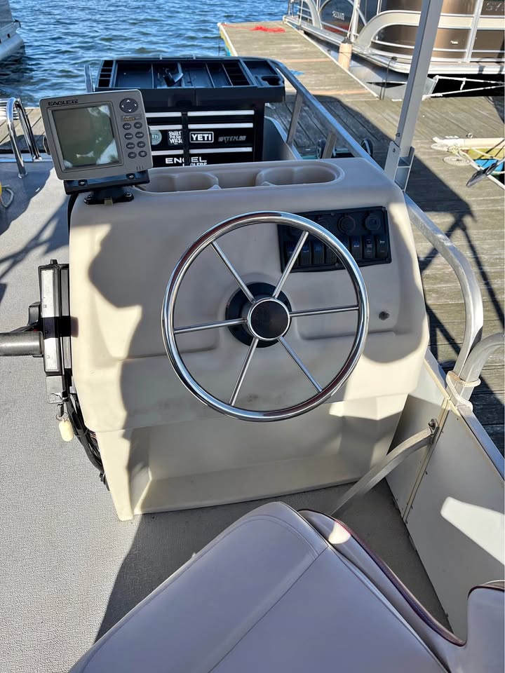 22 ft Pontoon with 25 hp motor for sale in Hermitage, PA