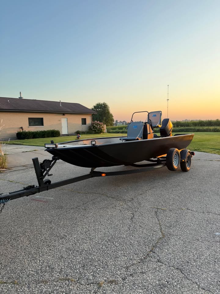 2004 Lowe roughneck 18’ for sale in Platteville, WI