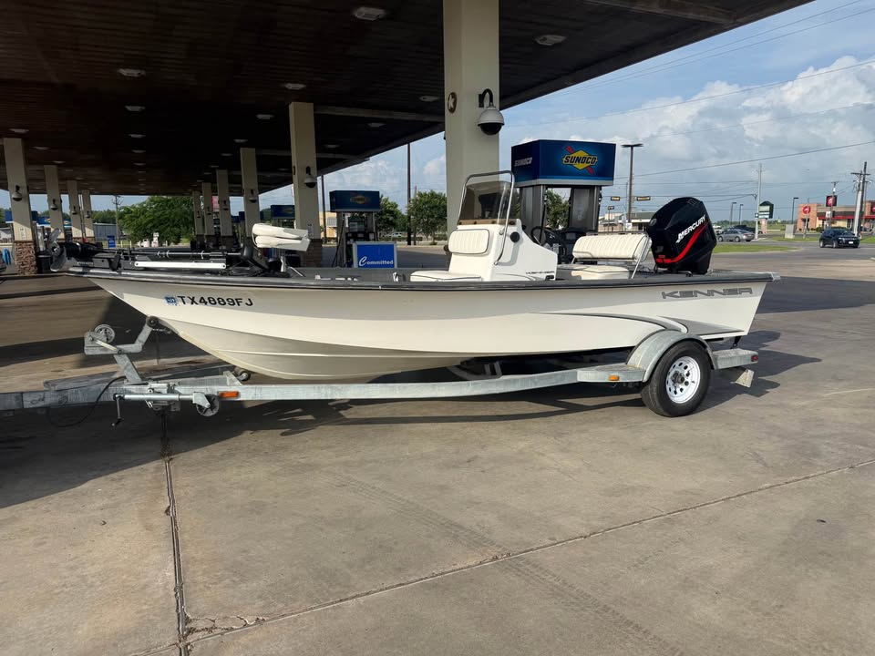 2000 Kenner 18 ft center console bay boat for sale in El Campo, TX