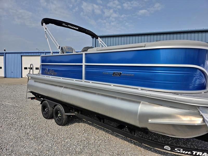 2027 Sun Tracker party barge 20 dlx for sale in Shelbyville, IN