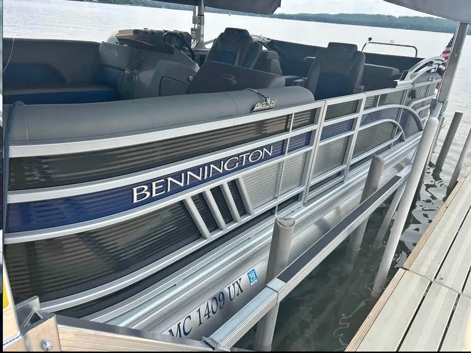 2023 Bennington L23 Pontoon Boat 300 hours for sale in Shelby Twp, MI