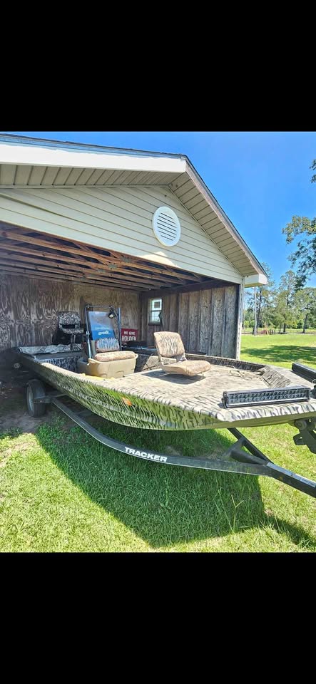 Grizzly tracker center console 1860 90 mercury for sale in Rochelle, GA