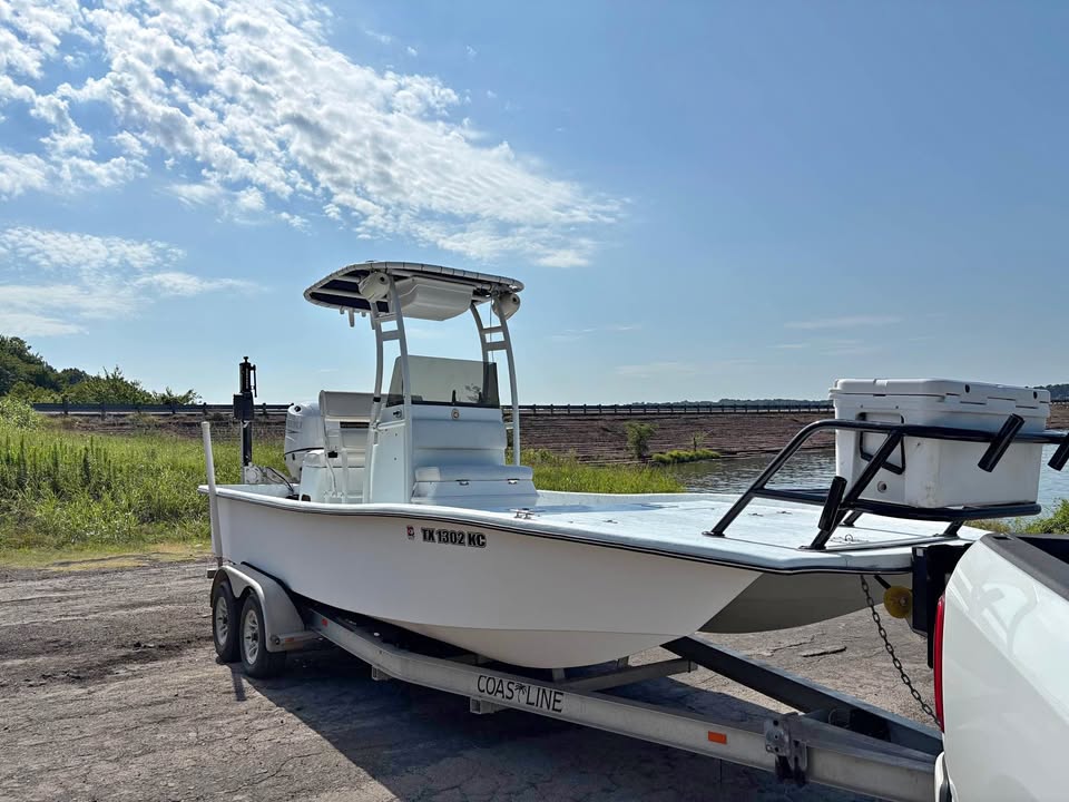 2004 22ft center console cat bay boat for sale in Mt Pleasant, TX