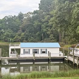 Aqua Lodge catamaran cruiser for sale in Callao, VA