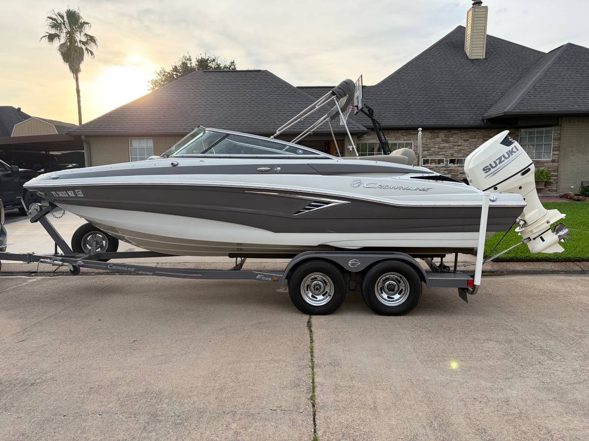 2018 Crownline Bowrider for sale in Nederland