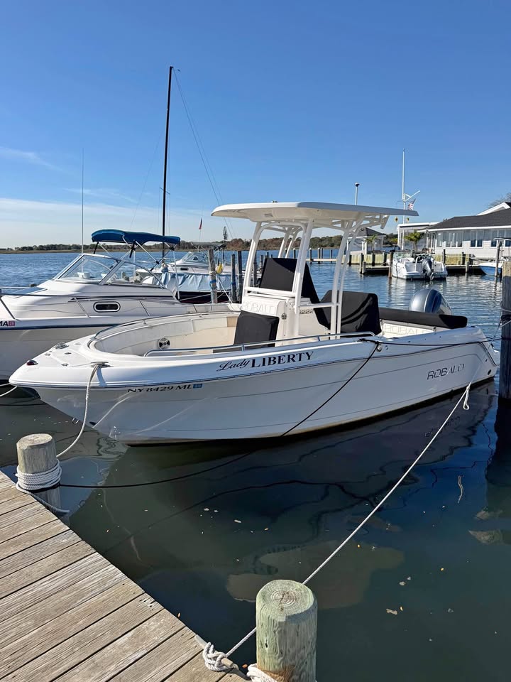 2016 Robalo R222 | Yamaha 200 | Under 300 Hours | Trailer + Enclosed Head for sale in Oakdale, NY