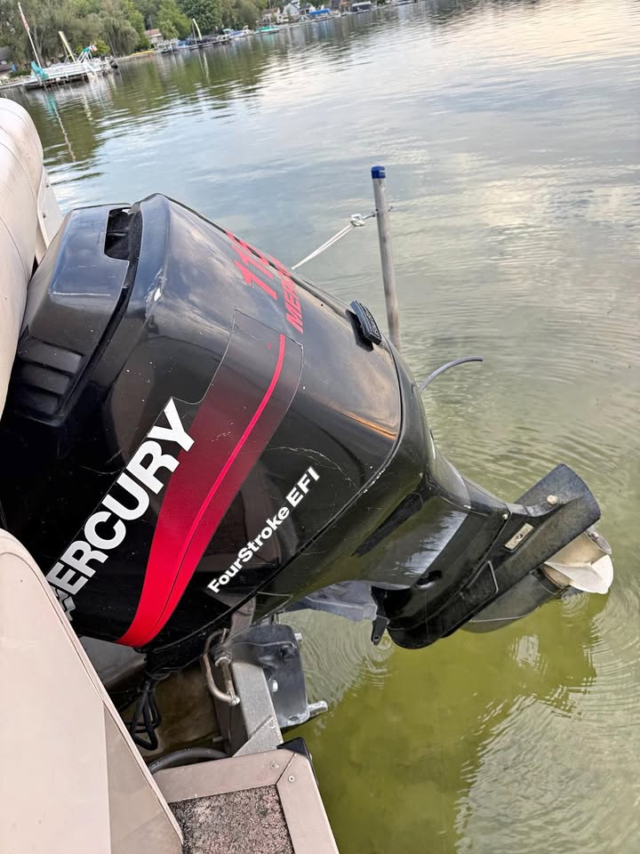 2001 Crestliner 2485 DLX for sale in Whitmore Lake, MI