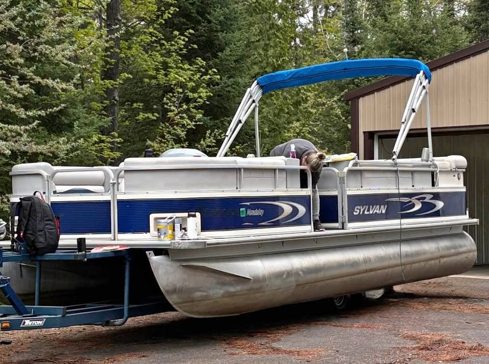 2002 Sylvan Mandalay 24’ for sale in Colgate, WI