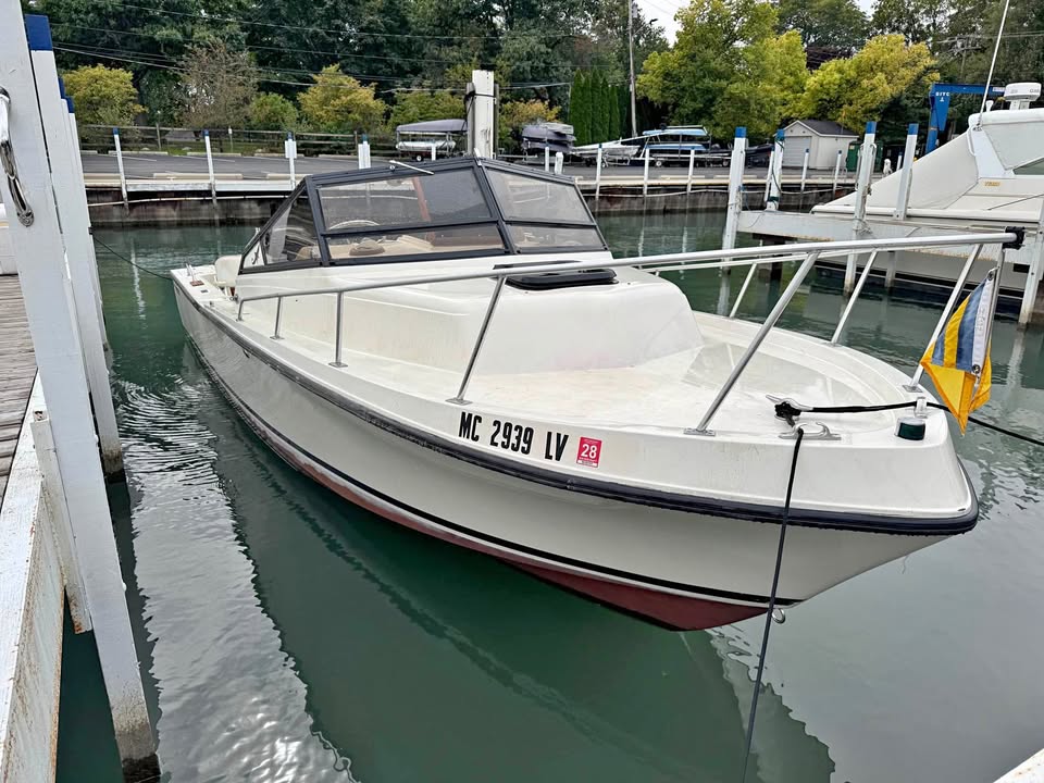 1985 Mako 258 cuddy for sale in New Boston, MI