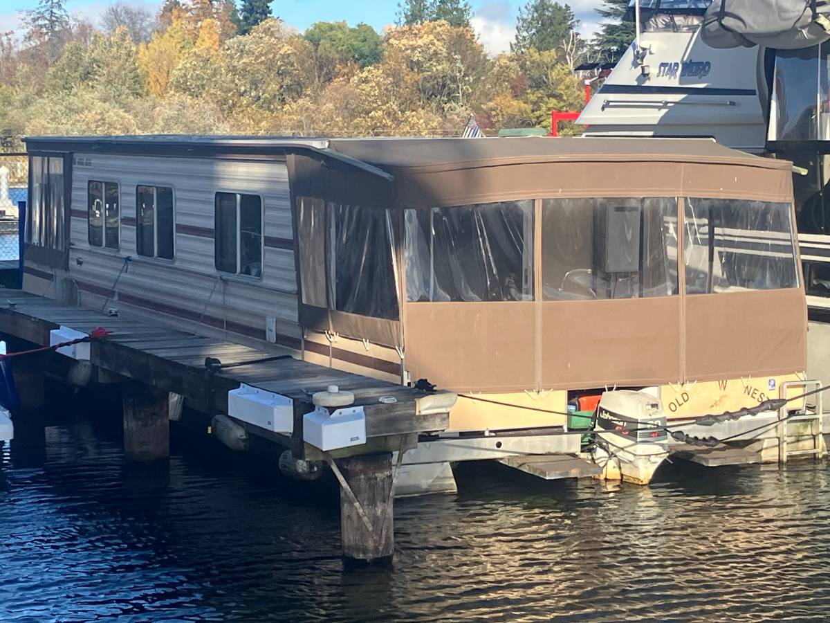 38’ Patio Cruiser aluminum pontoon boat for sale in Seattle