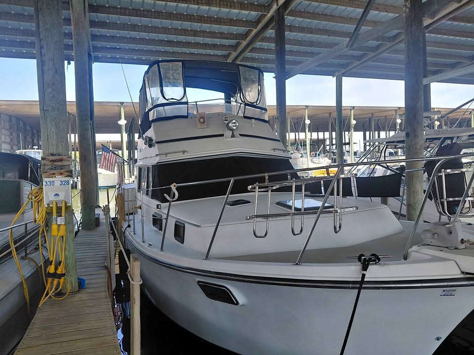 1987 Carver Boat Yacht Cruiser Aft Cabin Motor for sale in Seabrook, TX