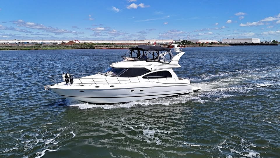 1999 Cruisers Yachts 5000 Sedan Sport | 1325 Hours | 3 Staterooms | Hydraulic Swim Platform for sale in New York, NY