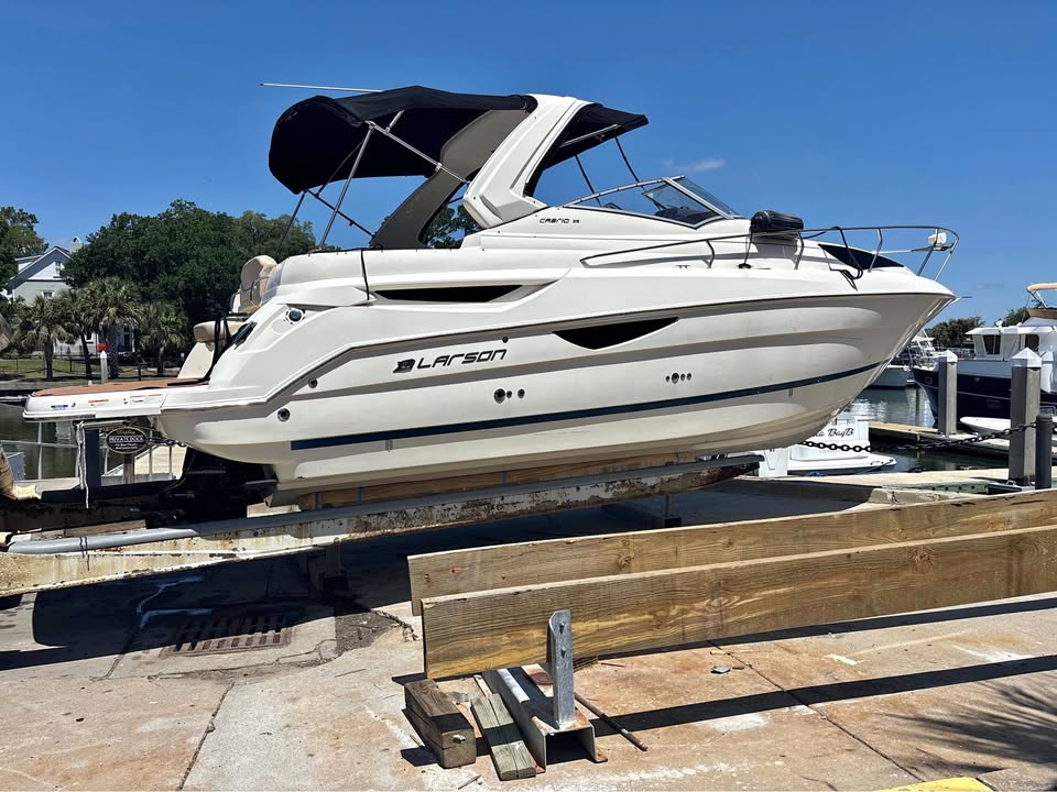 2016 Larson Cabrio 315 for sale in Charleston, SC