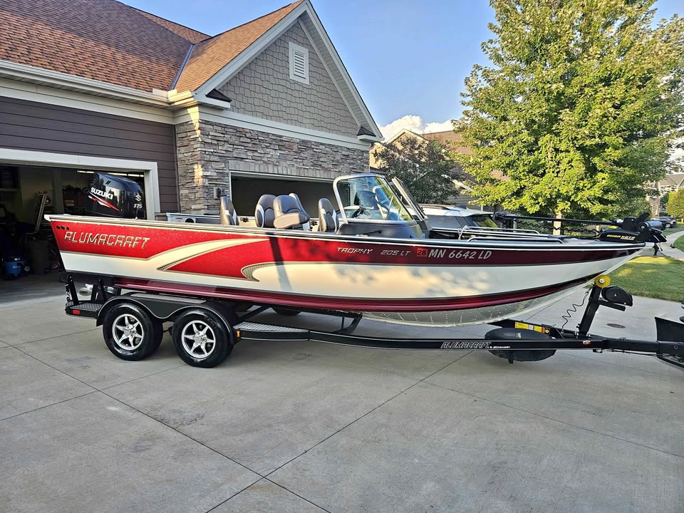 2014 Alumacraft 205 Trophy Low hours, Tandem ruber coated trailer 175 HP for sale in Hamel, MN