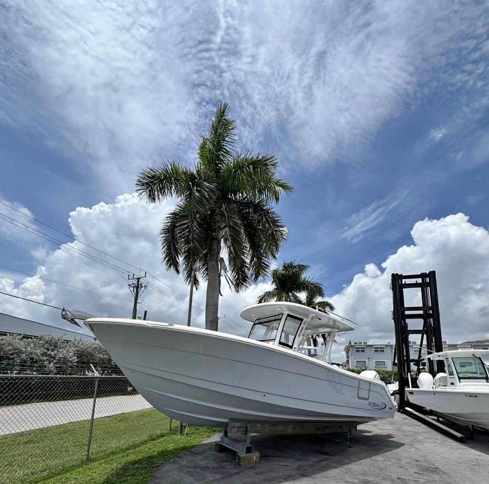 2023 Robalo 302 CC for sale in Miami, FL