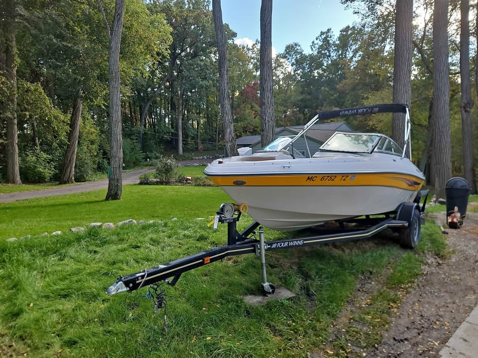 Four winns boat for sale in Hartland, MI