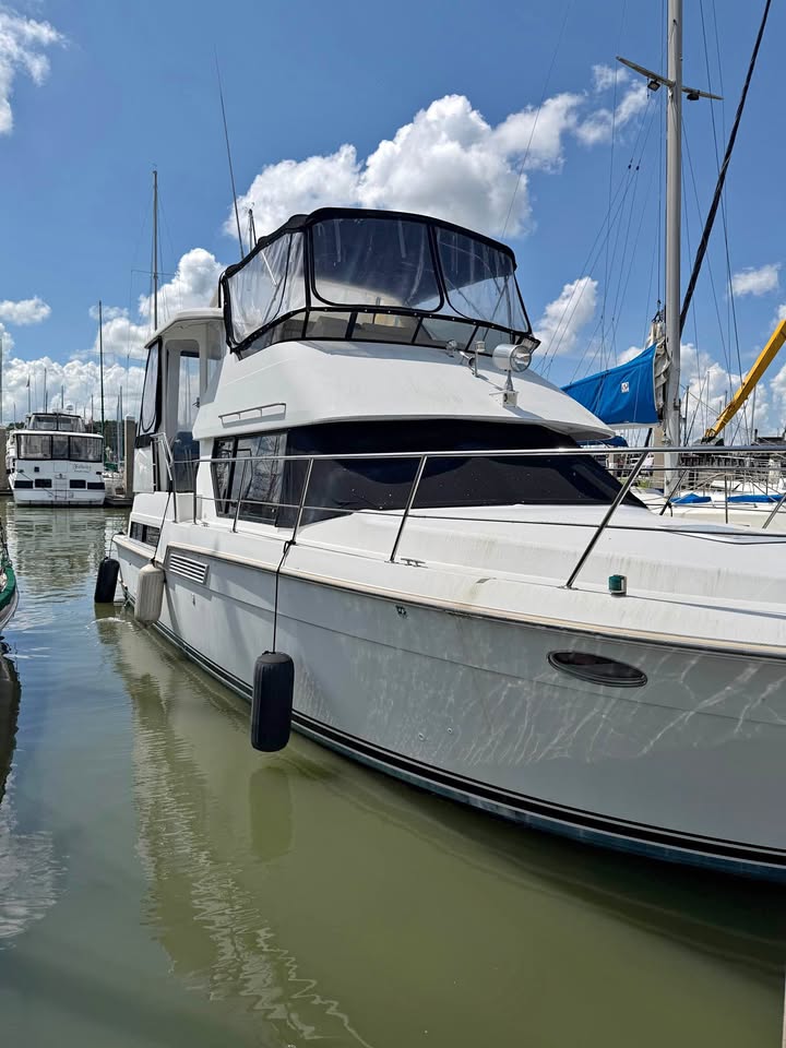 1995 carver yacht 38.9ft for sale in Dickinson, TX