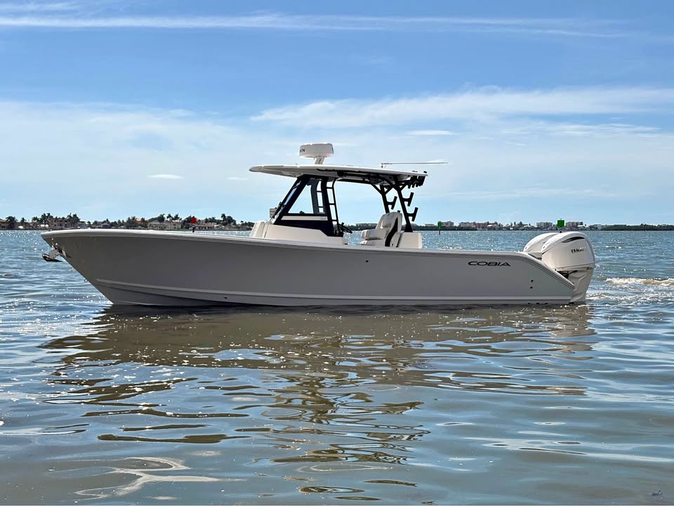 2027 Cobia 305 CC for sale in Largo, FL