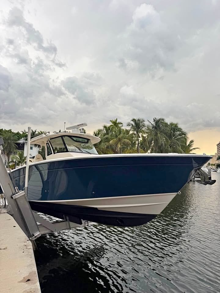 2019 Grady-White Canyon 376 – Triple Yamaha 425 XTOs, Low Hours, Lift Kept for sale in North Miami, FL