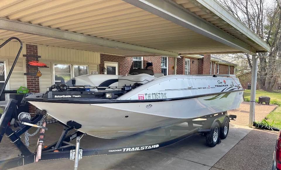 2004 Tracker Deck Boat for sale in Columbia, TN