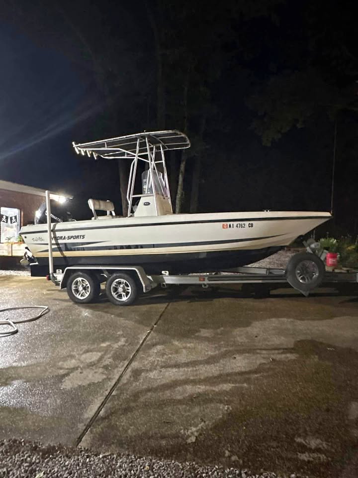 White 2000 Hydrosport center console with 2018 Tohatsu 4 stroke motor and aluminum trailer, EUC! for sale in Iuka, MS
