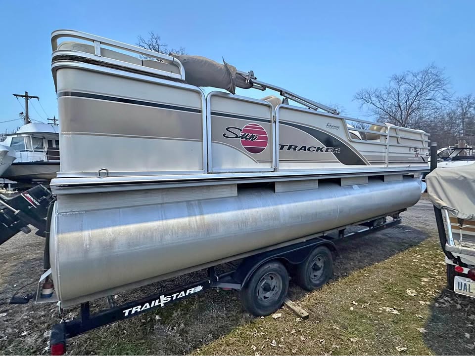 2002 Tracker party barge 22 for sale in Cincinnati, OH