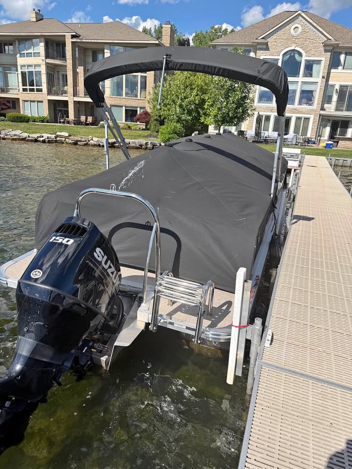 LIKE NEW 2023 TAHOE TRI-TOON BOAT 150HP SUZUKI ENGINE. WITH TOW BAR. ONLY 27 hours. WITH LOUNGER for sale in Commerce Twp, MI