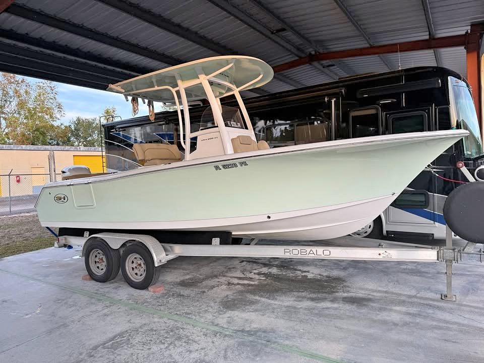 Sea Hunt 235 SE, 12" Evo3S, 12 Speakers, Power Pole, Deck Flooring & White 250hp Immaculate for sale in Estero, FL