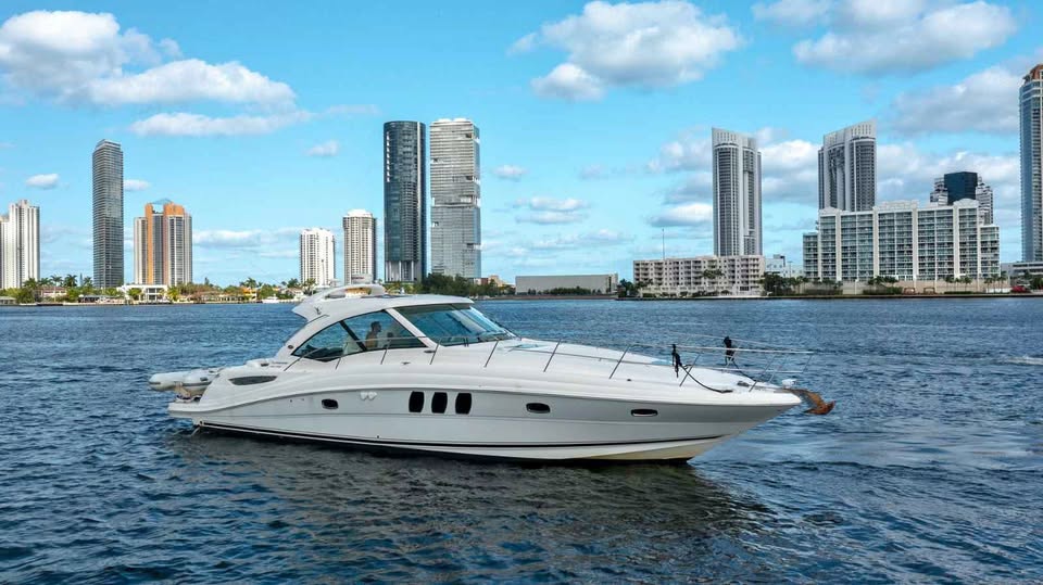 Boat recreation yacht for sale in Hallandale Beach, FL