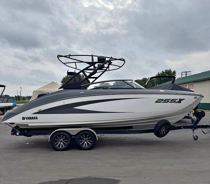 2025 Yamaha 255XE Surf Boat- 500HP- Only 45 Hours ! for sale in Rochester, MN