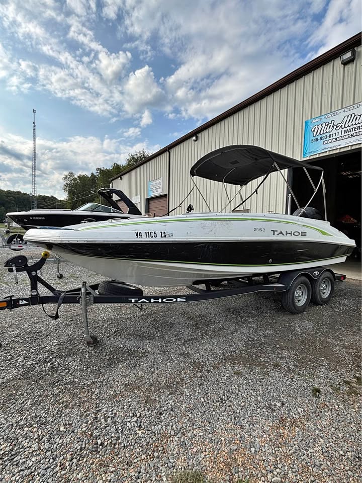 2020 Tahoe 2150 deck boat 150 mercury for sale in Bumpass, VA