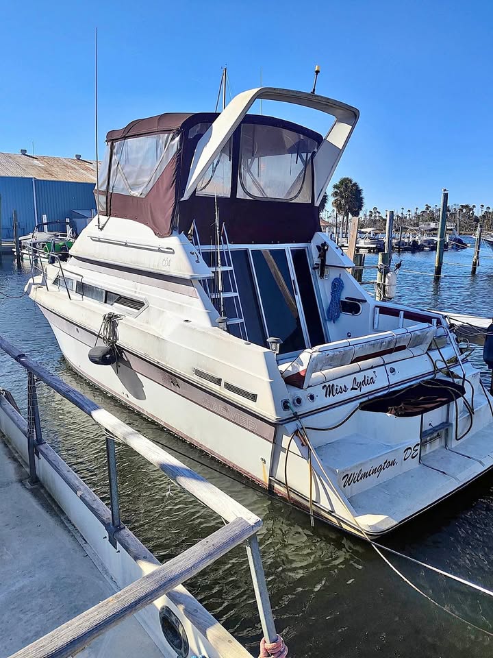 1986, 34ft Carver Boat with Twin 5.7L Mercruiser Inboard Engine for sale in Beverly Hills, FL