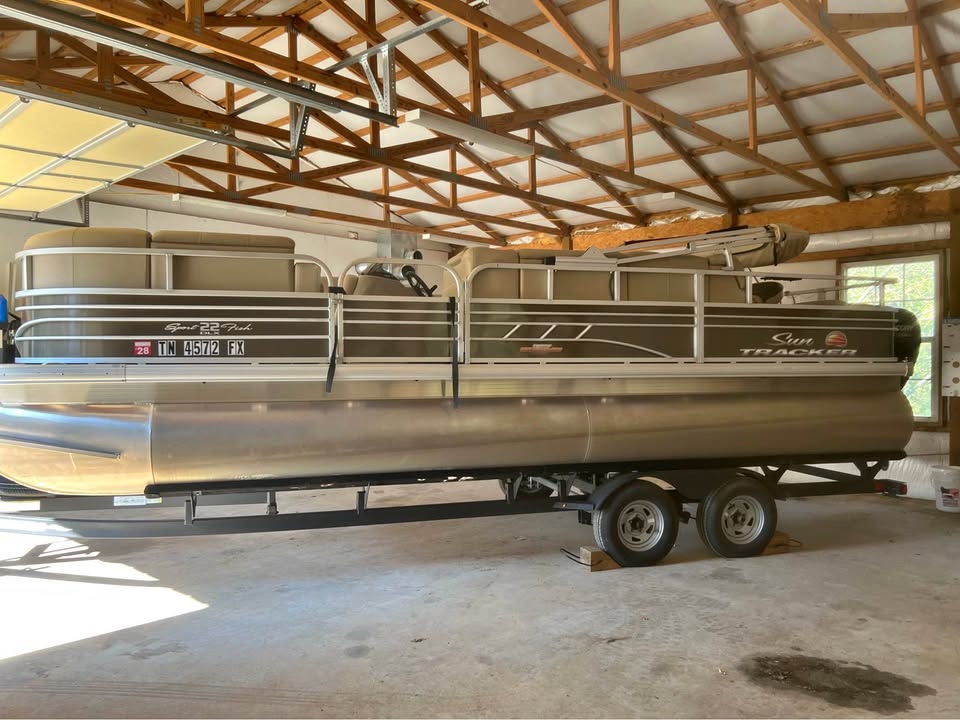 Sun Tracker Sport 22 Fish DLX Pontoon Boat for sale in Harrisburg, AR
