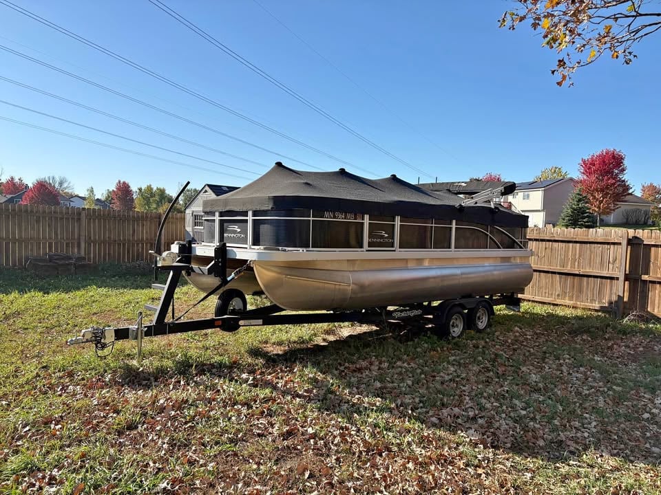 2021 Bennington Pontoon Boat with Yacht Club trailer for sale in Big Lake, MN