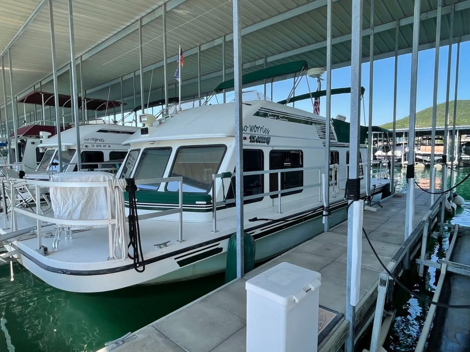 1999 Gibson 37ft sport houseboat with transferrable covered d doc slip on lake travis for sale in Austin, TX