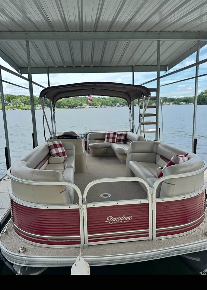 2012 Sun Tracker Signature 22’ Pontoon for sale in Lake Lotawana, MO