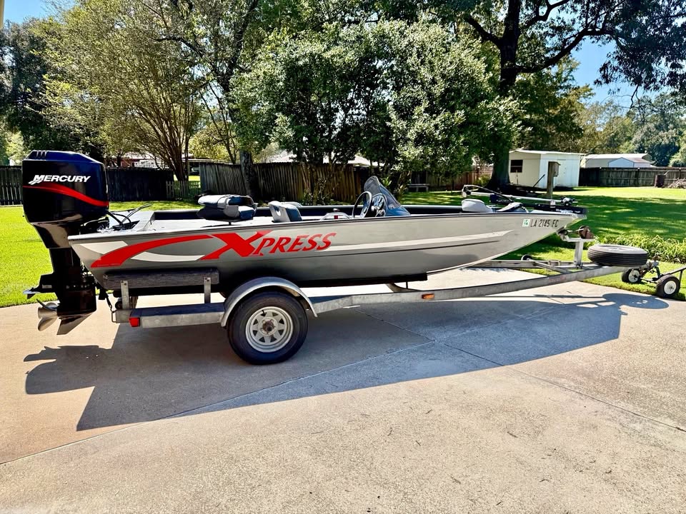 2000 Express 18’ bass boat. 125 Mercury,One owner , excellent condition. for sale in Greenwell Springs, LA