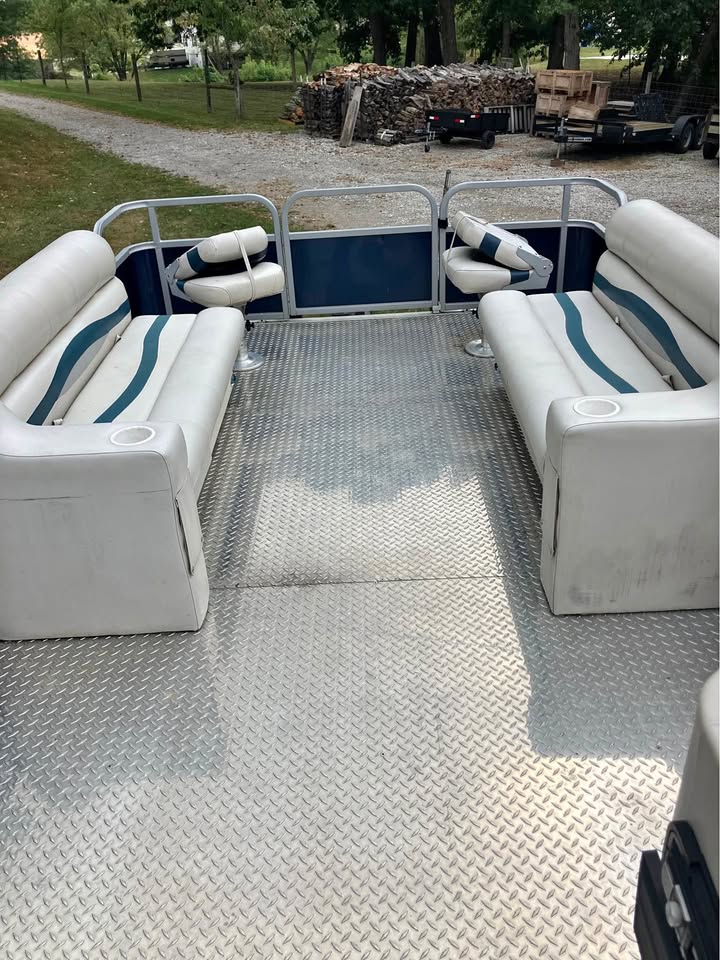 Sun Tracker Party Barge Poontoon boat for sale in Alexandria, KY
