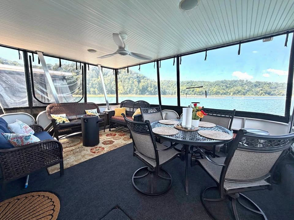 Lake Cumberland • 2008 Fun Time • 16’ x 70’ • 4 BR for sale in Monticello, KY